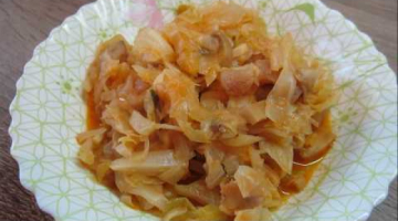 Тушеная капуста с мясом и грибами.